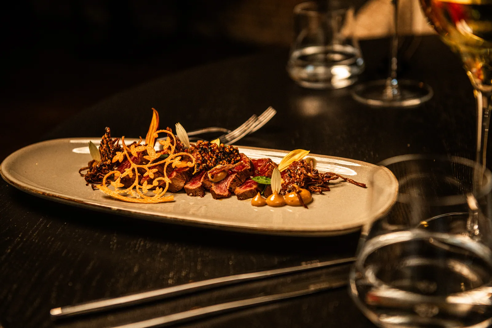Tataki van het rund, een gerecht van restaurant De Kastanjefabriek