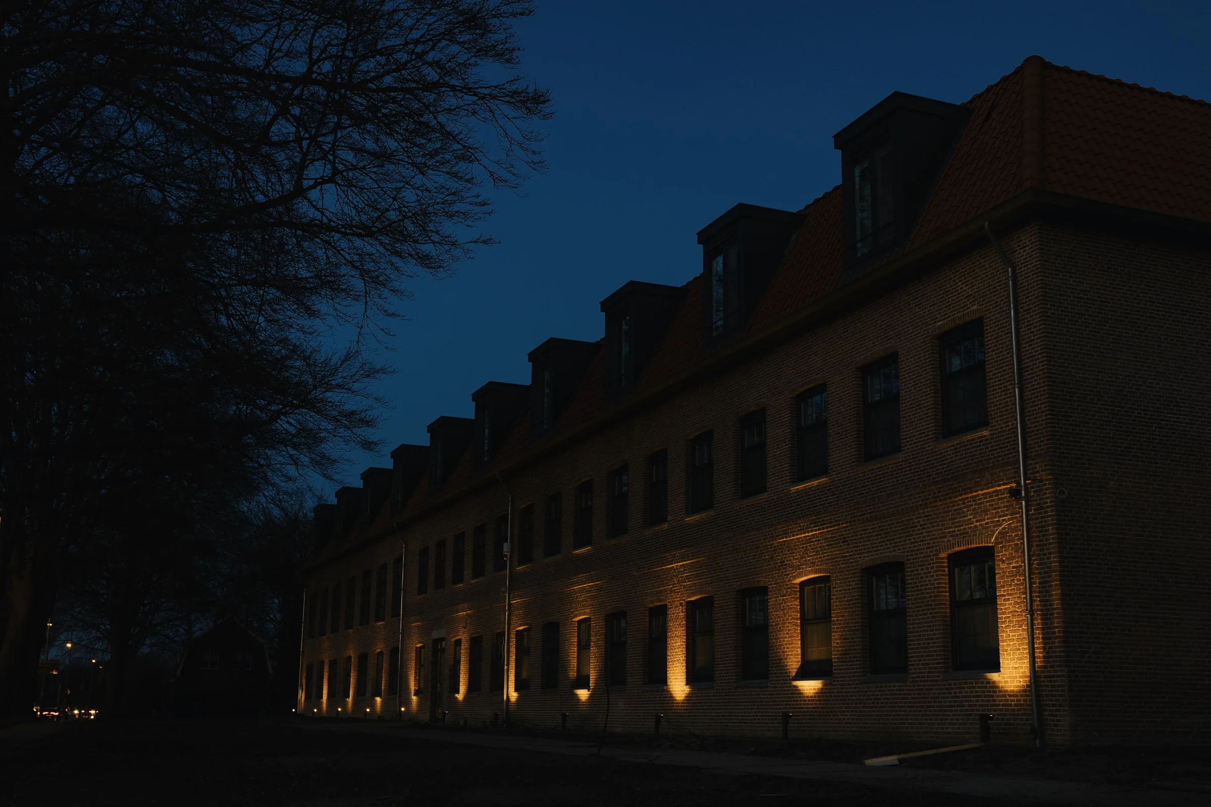 Voor het eerst weer licht achter de ramen