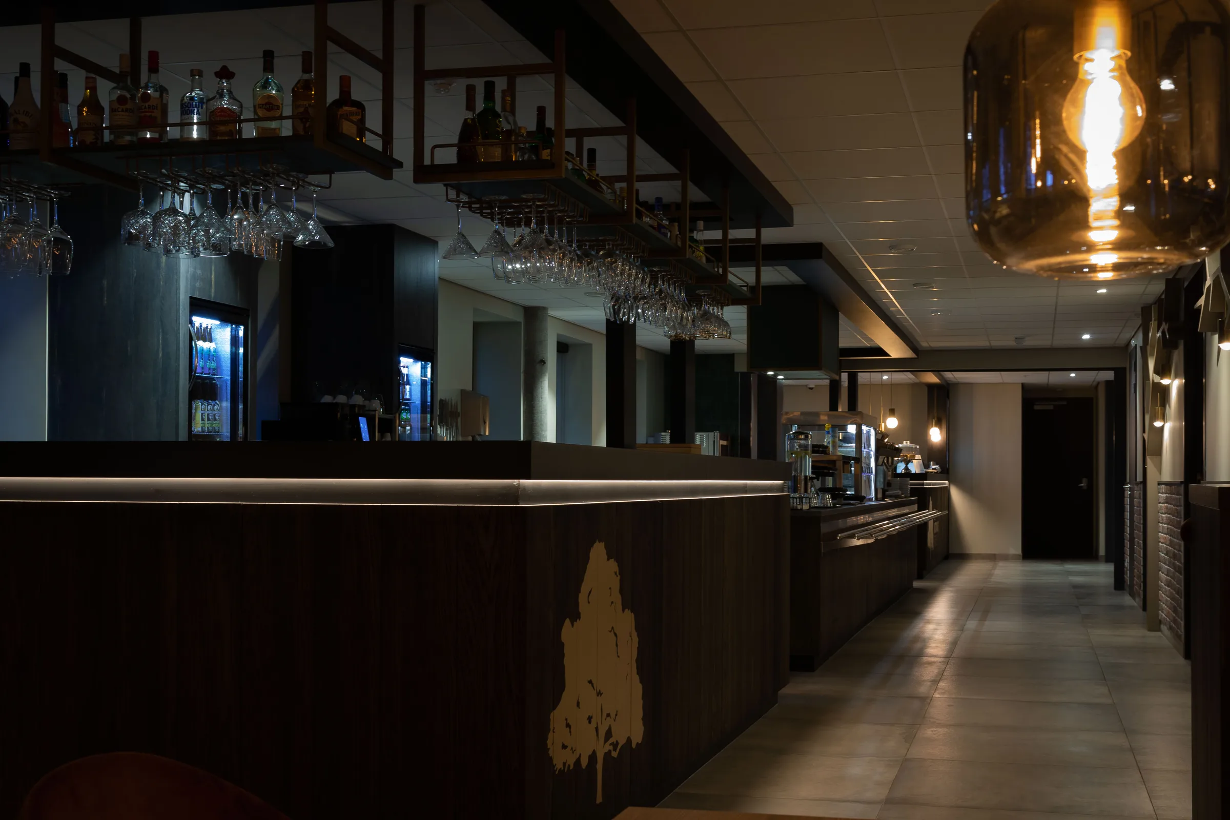 De bar, waar het later op de avond doorgaat