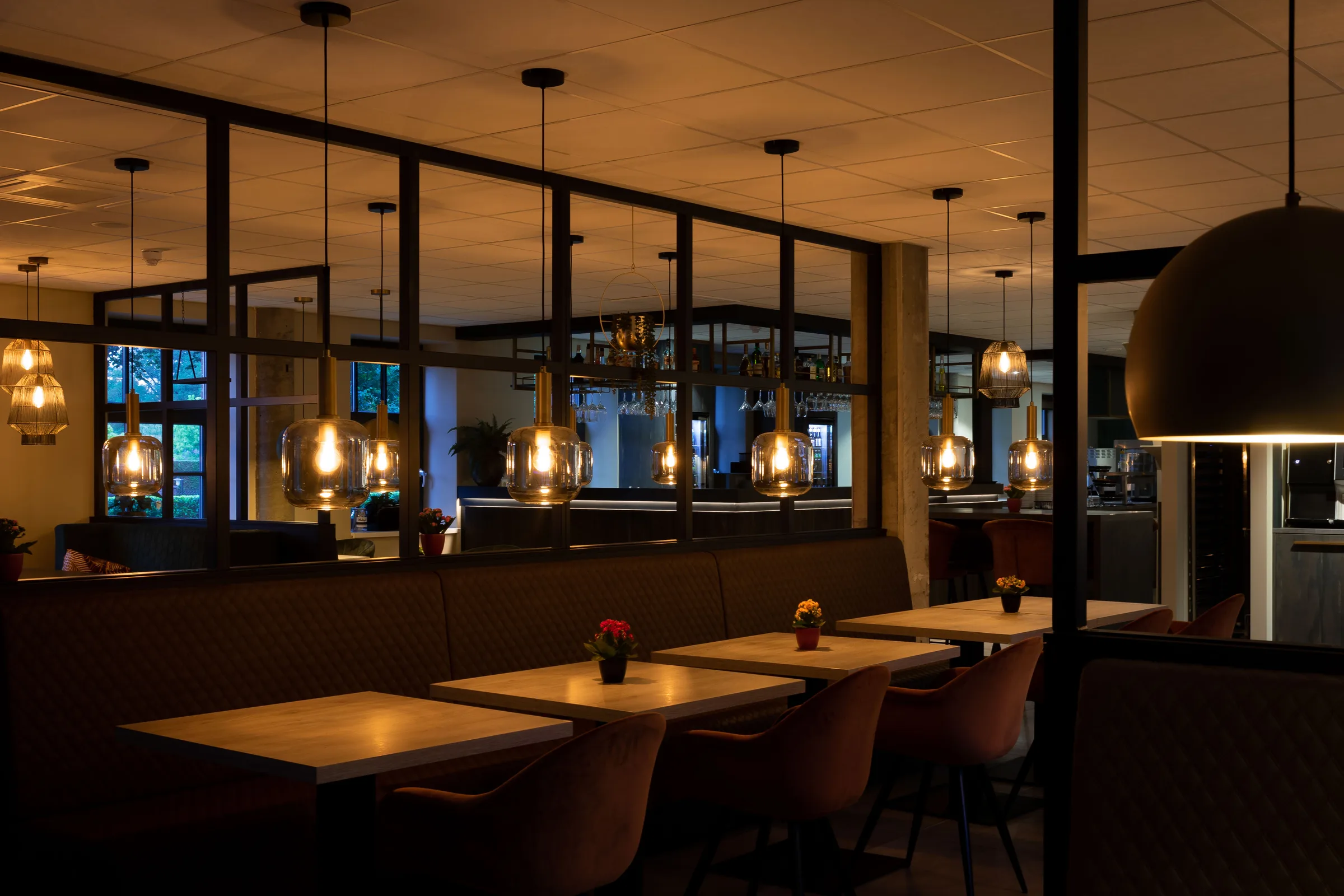 Gedekt onder de hanglampen, klaar voor de eerste gasten