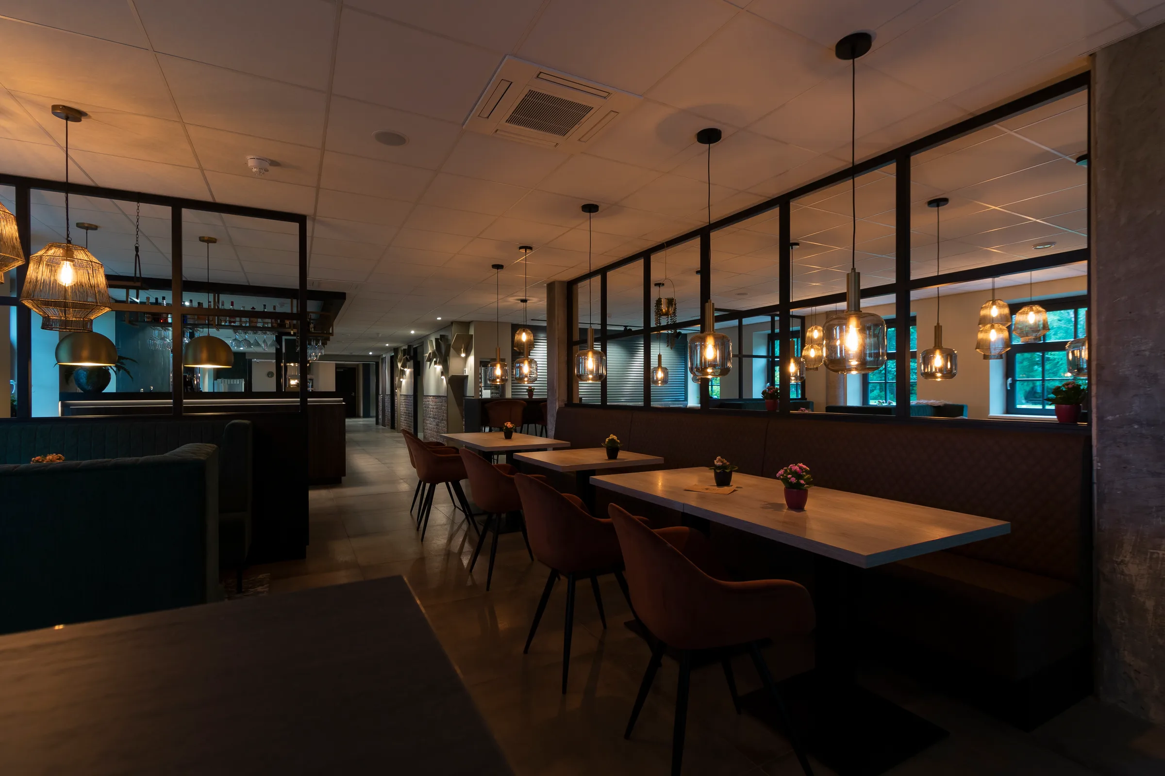 De lange bar met de kastanjeboom in het hout